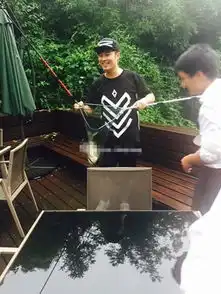 陈赫钓鱼正面照曝光张子萱打伞开心围观图