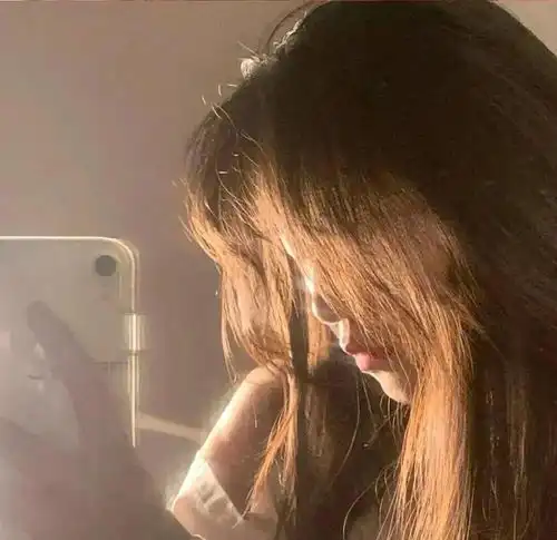  女生头像灿烂笑容
