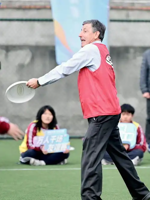  沉浸式体验2025成都世运会首场友谊赛举行,同步送上新春祝福