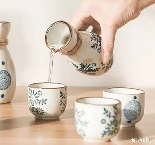  中年人朋友圈晒白酒柜,一个比一个生硬,网友笑出鹅叫