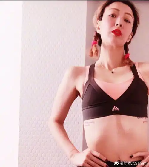  许志安与一女子戴口罩出门