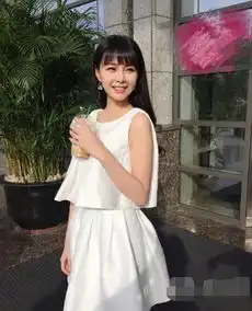  沈梦辰着白色连衣裙变淑女拿饮料对镜微笑图