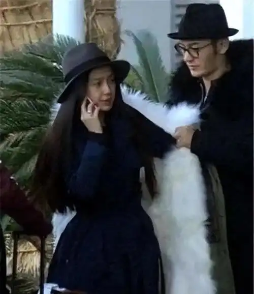  狗仔曝蔡徐坤恋情,疑与女爱豆戴情侣同款,曾和二字一线女星恋爱