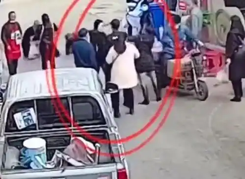  恶劣文山一女子不戴口罩强闯农贸市场,遭阻拦后殴打工作人员
