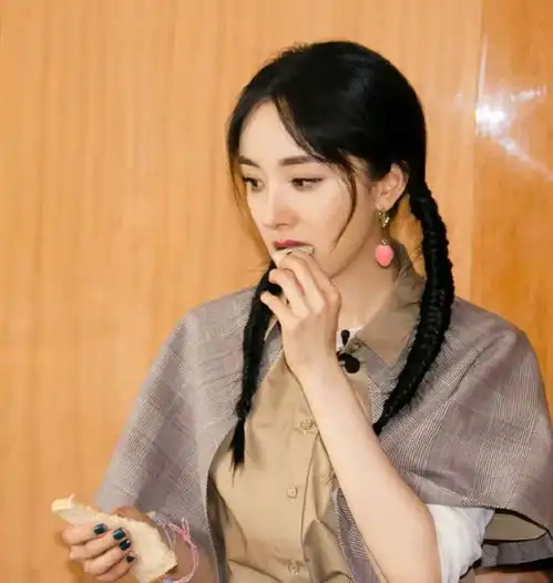  有几个女明星比杨幂更会扮嫩发型都藏满小心思,完全看不出年纪