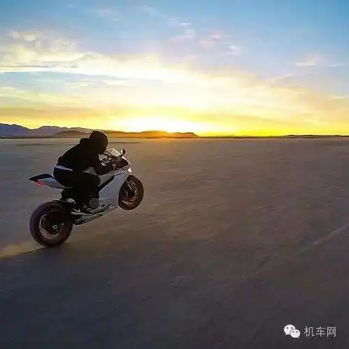  摩托车骑士,站在食物链顶端的男人