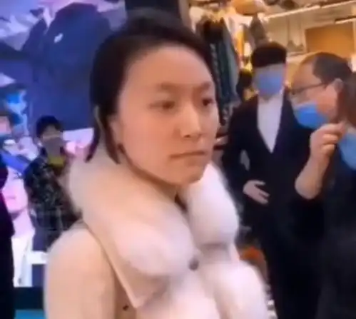 疫情当前,贵阳一女子不戴口罩强闯亨特商场,还打砸银行窗口