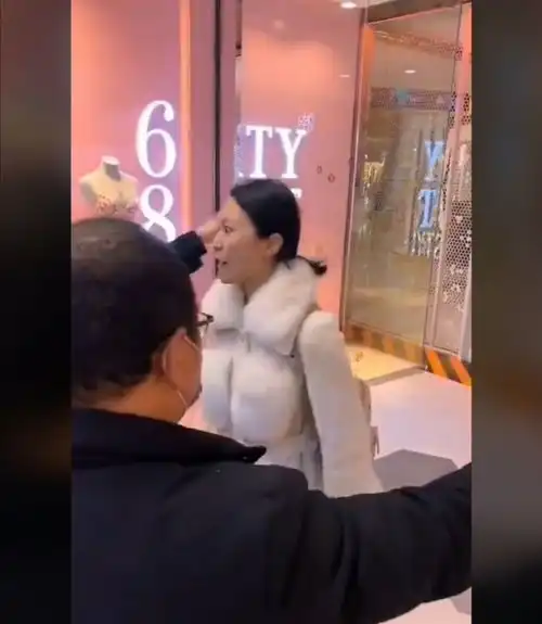  贵阳妙龄女子不戴口罩进商场被拦,气焰嚣张辱骂并踢踹工作人员
