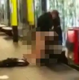  节操呢情侣地铁上大尺度亲热激情四射现场脱裤