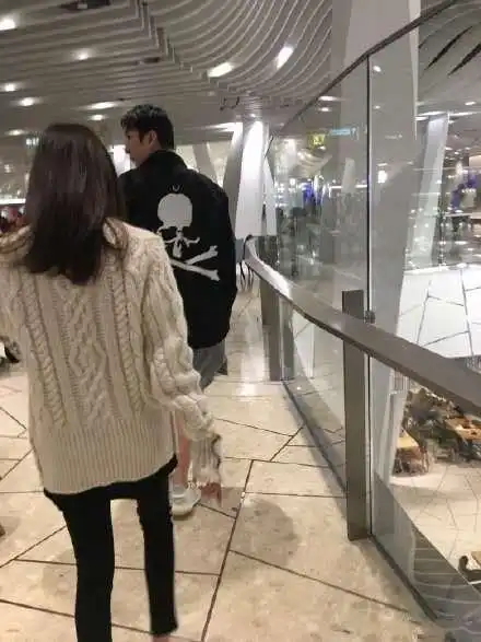 王思聪现在懂事了,穿大码卫衣配兔耳帽,衣品可爱站姿非主流