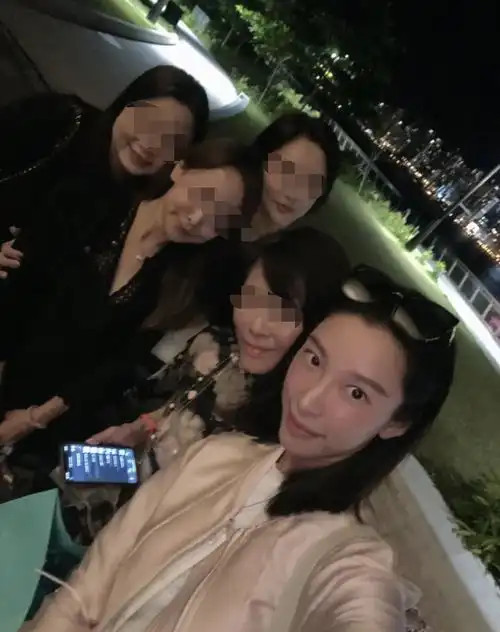  齐娇与何猷启离婚后,与闺蜜逛街秀长腿,化浓妆嘟嘴卖萌心情好