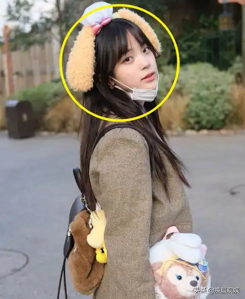  欧阳娜娜迪士尼游玩照,戴口罩也挡不住神颜,身材却悄悄变了模样