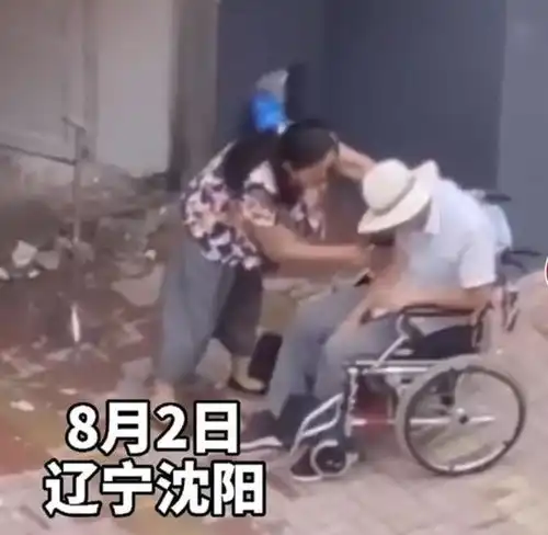  辽宁沈阳女子疯狂掌掴老人,老人痛苦求饶,又改用拖鞋抽打脸部
