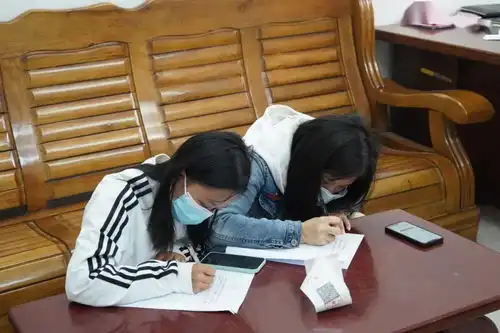  开小黄车超载还拍抖音炫耀,交警安排