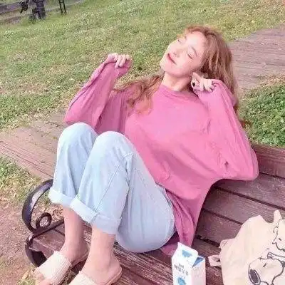  走在街上的女生头像