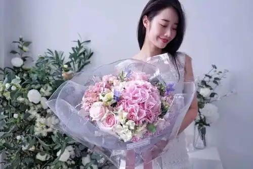  42层俯瞰天河2位小仙女开的花艺工作室,定制花束清新脱俗不撞款