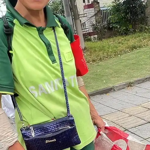  四川女子无家可归睡路边,看肚子疑似是怀孕了,环卫工好多天了