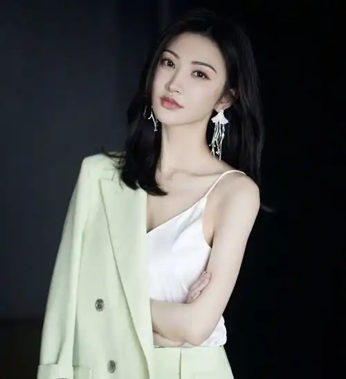  景甜穿短裙尽显好身材,状态依然很好