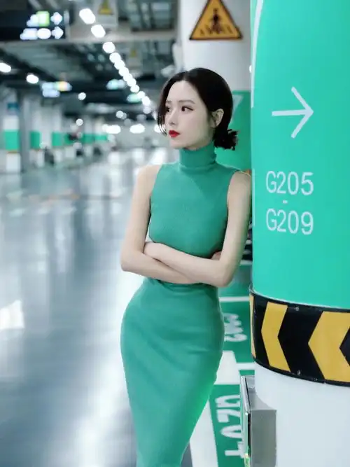  绿色紧身长款针织裙,搭配高跟鞋,优雅气质又有女神范的美