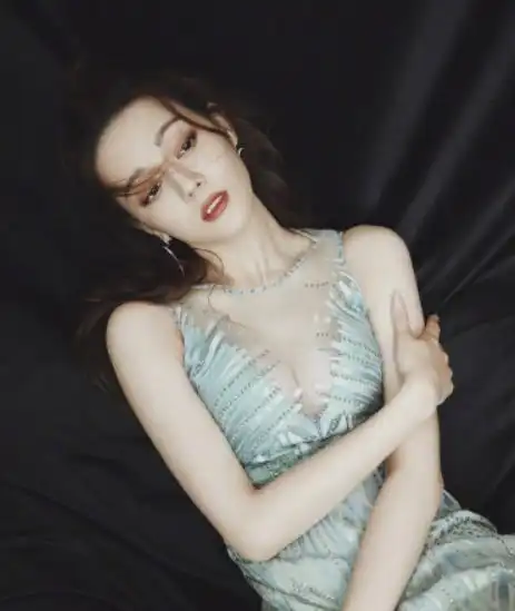  迪丽热巴一席薄荷绿长裙,容颜娇俏身姿曼妙,网友她太撩人了