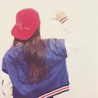  女生背影长发头像戴帽