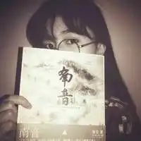  用微笑面对悲伤美女头像