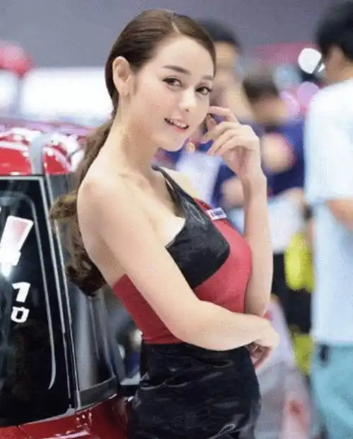  最美女车模爆红,撞脸热巴还神似娜扎,网友美得挪不开眼