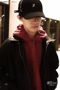  易烊千玺昨日下班路透身着皮夹克未戴口罩霸气四溢