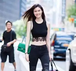  超模何穗微博晒青城山下美照,化身采茶女清新脱俗