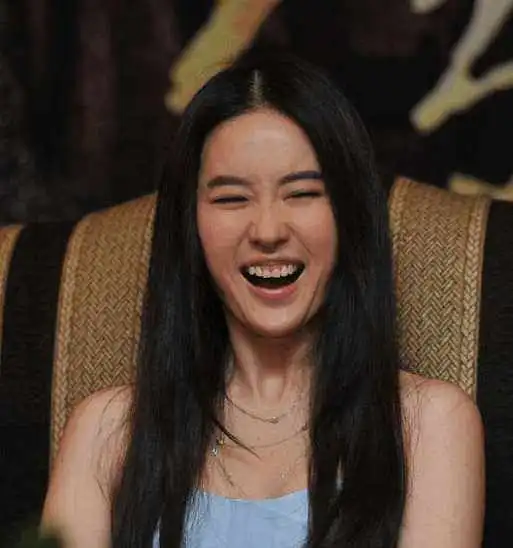  刘亦菲刘诗诗谁更美网友诗诗更美,亦菲一笑就露牙床