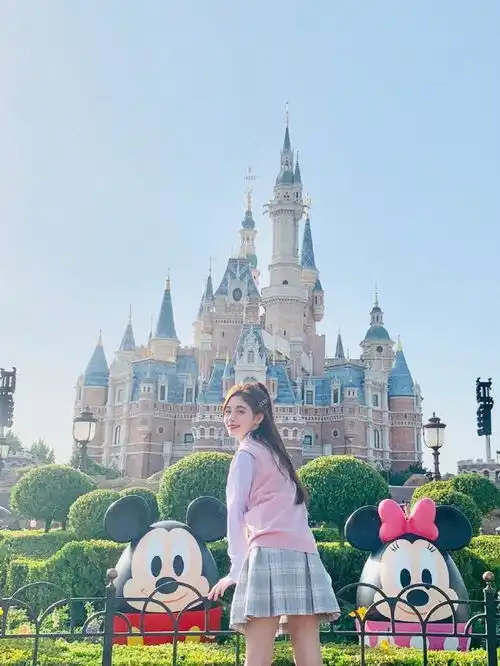  鞠婧祎畅游迪斯尼,穿校服装清新怡人,四千年美女也很接地气