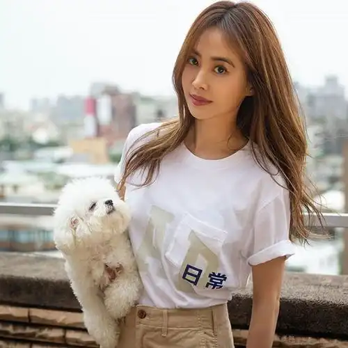 善用各种头发造型产品,轻松打造10款女明星时尚中分发