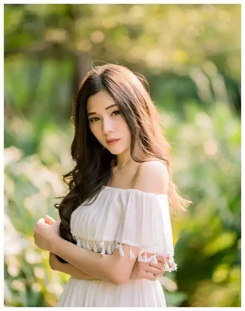  姹紫嫣红绰约多姿,美女的裙装犹如仙女下凡,清新脱俗
