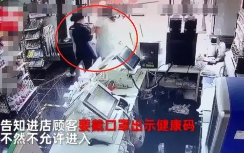  天津女子不戴口罩进便利店,受阻后掌掴店员逃跑,已被警方拘留
