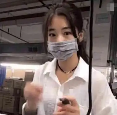  最美厂花在网上火了,当她摘下口罩后,网友这差别也太大了