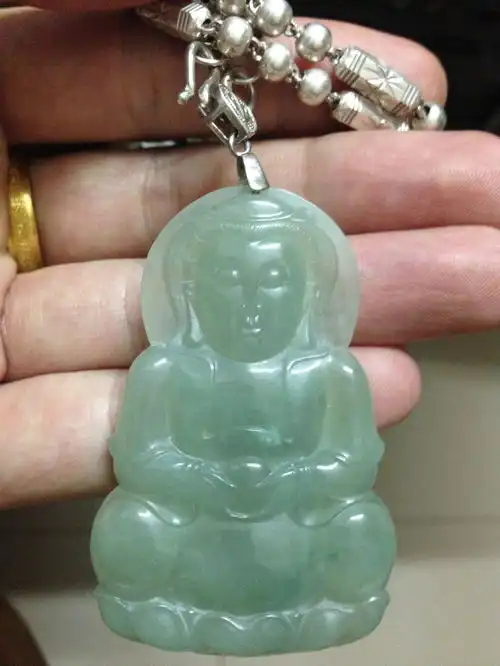  男人脖子上能带金蝉玉吊坠吗男人带翡翠金蟾好吗