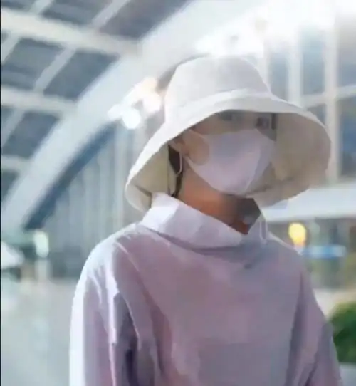  赵丽颖产后现身机场,穿长裙戴口罩包裹严实,似有藏身材遮肉嫌疑