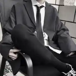 男生头像不露脸在厨房
