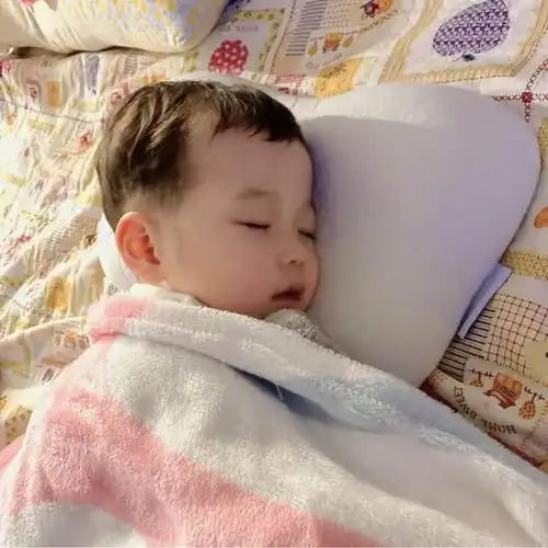  22岁金律喜产后首晒照,结婚不到两年抱三娃,与大5岁老公很幸福