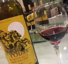  如何倒红酒涨知识了倒红酒标准红酒为什么又酸又涩