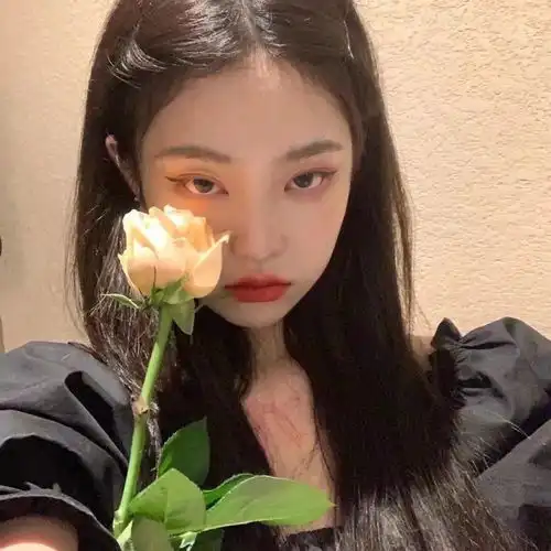  爱不释手的女生头像