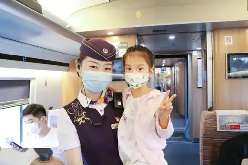  戴口罩的乘务员小姐姐,你笑起来真好看