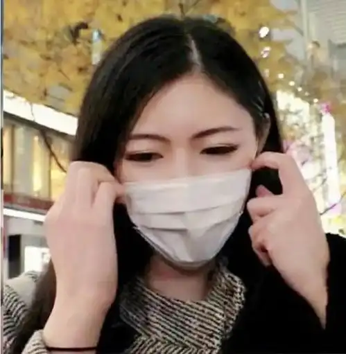  男子偷看女孩洗澡,手插裤子里做小动作,长达一个小时