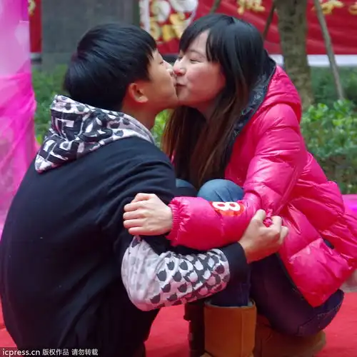  武汉举办kiss大赛情侣上身下叉挑战高难度