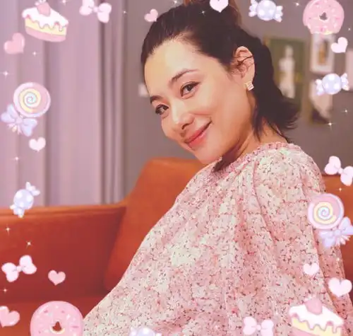  刘璇全家福曝光,怀抱女儿紧搂婆婆满脸幸福,45岁老公逆生长好帅