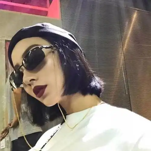 别再自欺欺人也别再日夜喝醉流泪