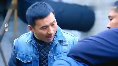  猴票王千源得罪了人被抓住,就在要被卸肢的时刻,美女出场救人