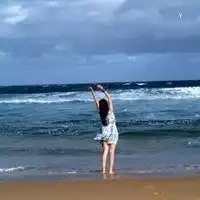  长发淑女在海边看海的背影微信头像
