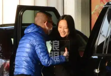  组图聂远口罩遮面亮相机场女友甜蜜接机