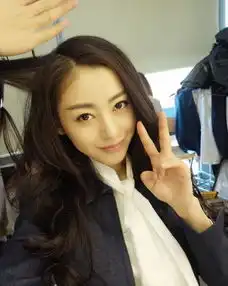  太子妃张天爱晒搞怪自拍粉红色嘴唇性感抢镜